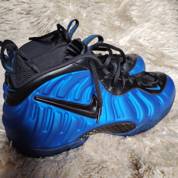 Men's Nike  Black and Blue Sneakers - Picture 9 of 10